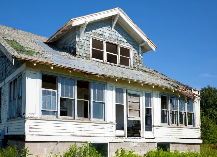 Untitled design (87) Image of an old fixer upper home that needs to be remodeled in findlay by a local contractor because it needs new windows replaces and a new roof and everything to be rebuilt